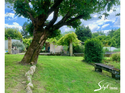 Belle propriété de caractère avec 280m2 de dépendances sur 1ha., Branne