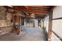 Maison (à rénovée!)  avec espace commerciale de 25m2 (vitrine), hangar et atelier (réhabilitable!) d'env 200m2