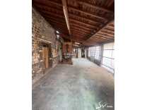 Maison (à rénovée!)  avec espace commerciale de 25m2 (vitrine), hangar et atelier (réhabilitable!) d'env 200m2