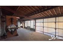 Maison (à rénovée!)  avec espace commerciale de 25m2 (vitrine), hangar et atelier (réhabilitable!) d'env 200m2