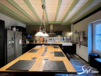 Belle propriété de caractère avec 280m2 de dépendances sur 1ha.