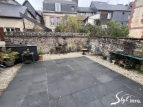Maison avec 6 chambres et terrasse en centre-ville!