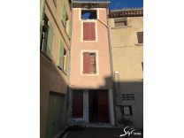 Immeuble à rénover entièrement au centre du village