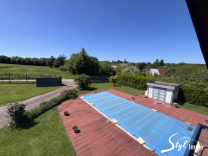 Maison avec 4 chambres, piscine et garage!