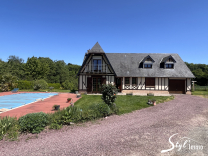 Maison avec 4 chambres, piscine et garage!