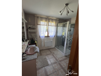 Maison avec 4 chambres, piscine et garage!