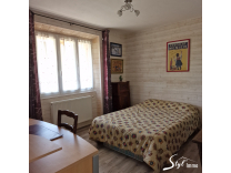 CHARMANTE MAISON SUR UN GRAND TERRAIN