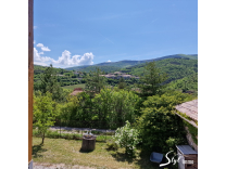 CHARMANTE MAISON SUR UN GRAND TERRAIN