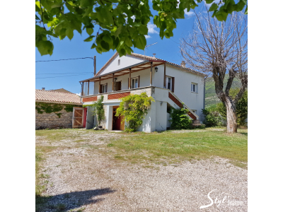 CHARMANTE MAISON SUR UN GRAND TERRAIN, St auban sur l ouveze