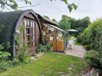 Maison (type chalet) de plain pied avec jardin!